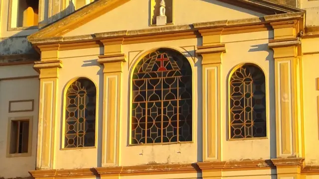 Fachada de la catedral de Nuestra Señora del Pilar y San Rafael en la ciudad uruguaya de Melo.