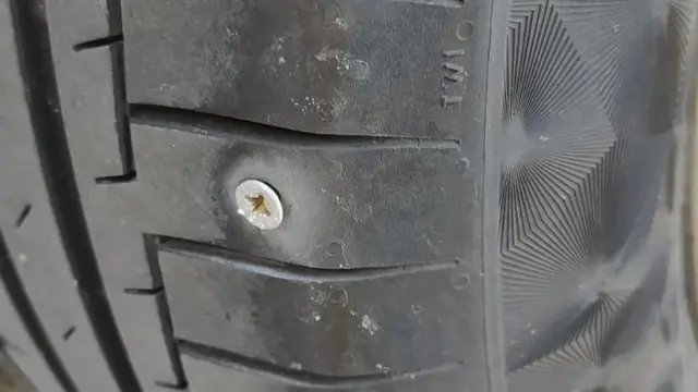 Uno de los neumáticos dañados.