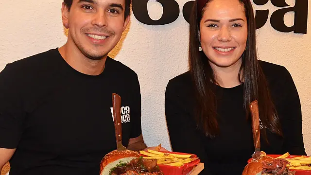 Boris Adrián Hernández y Fiamma Petrocelli, con dos hamburguesas de la carta.