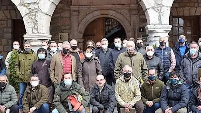 Fotografía de grupo delos participantes en las jornadas técnicas delante del Ayuntamiento de Bielsa.