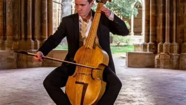 Miguel Bonal, tocando la viola de gamba construida por el lutier aragonés Javier Martínez.