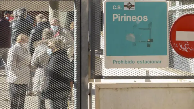 Centros de salud como el de Pirineos, en Huesca, llevan semanas registrando filas por la subida de casos