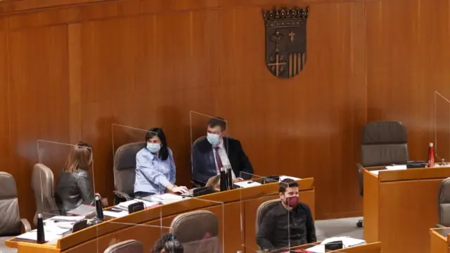 Los representantes de Aragón Stop Sucesiones, ayer en la tribuna del Parlamento.
