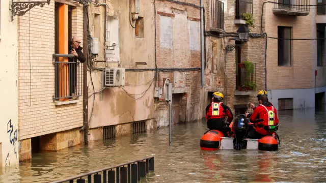 Varias calles de Tudela, inundadas por la riada
