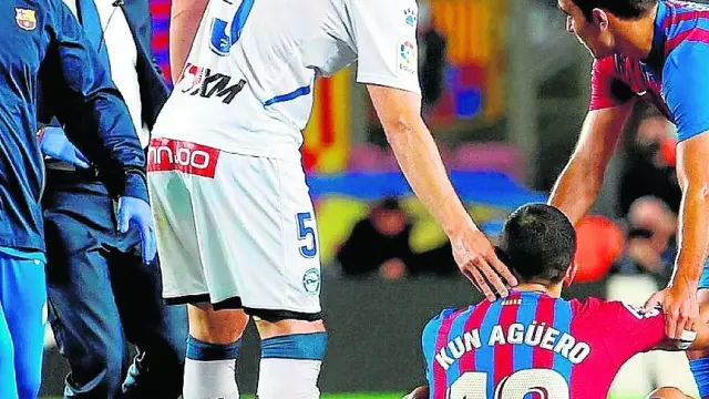 Agüero, acompañado por el aragonés Laguardia, en su último partido como profesional, ante el Alavés el 30 de octubre.