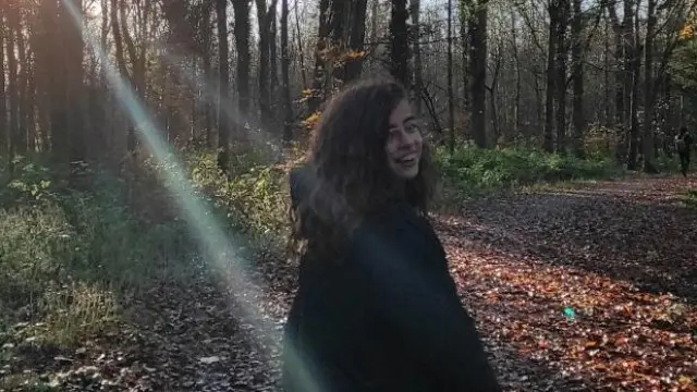 Naihara Urrea en un bosque durante su estancia en Dublín, donde estudia 4º de ESO.