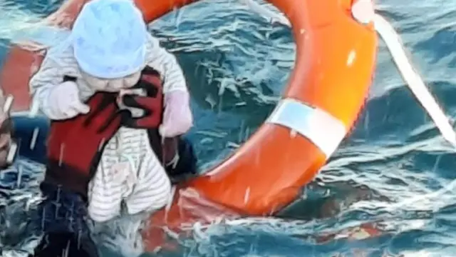 El agente Braulio Varela, del Geas, cuando rescató a un niño en el mar, en Ceuta.