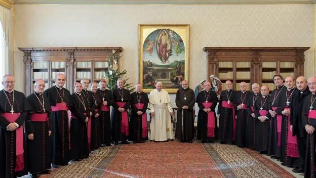 El Papa, en el centro, junto a los obispos que le visitaron este jueves.