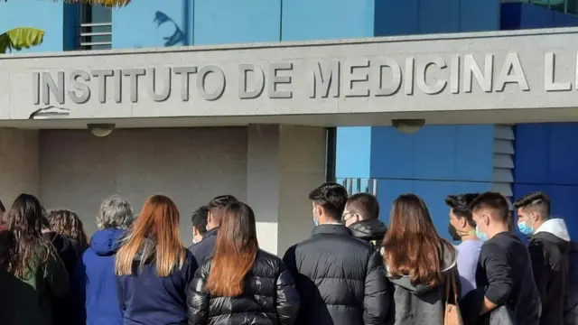 Estudiantes de la Residencia Universitaria de Badajoz, a las puertas del Instituto de Medicina Legal de Badajoz.