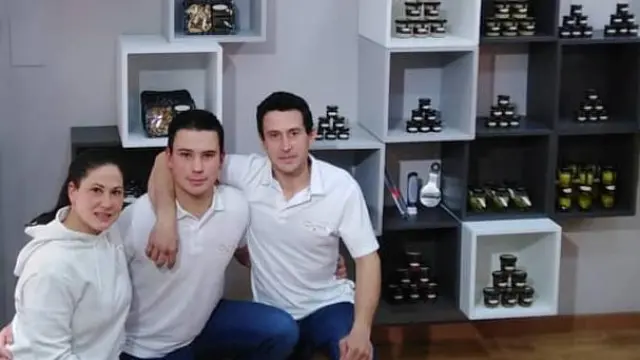 Los hermanos Cristina, Sergio y José Enrique Gil en su establecimiento de Cantavieja.