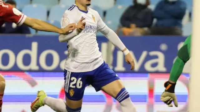 Borja Sainz se escapa del defensa Rubio de cara a la portería de Herrero en el último Real Zaragoza-Burgos de Copa jugado el martes pasado en La Romareda.