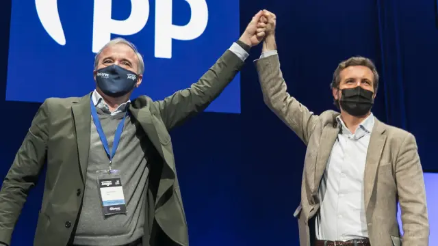 Jorge Azcón (i) y Pablo Casado, durante el congreso del PP aragonés.