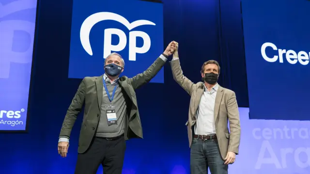 Jorge Azcón (i) y Pablo Casado, durante el congreso del PP aragonés.