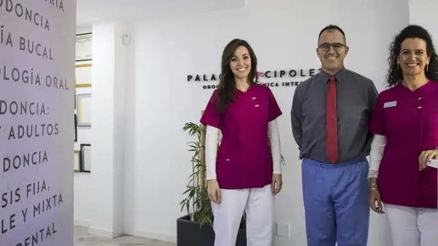 Daniela Palacios Cipoletti, Fernando Palacios y Verónica Cipoletti, en su clínica de Calamocha.