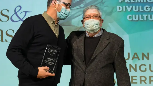 Santiago Paniagua, jefe de Cultura y Ocio de Heraldo, entregando el premio a Juan Domínguez Lasierra.