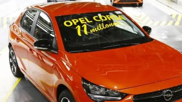 Imagen del Corsa 11 millones fabricado en Figueruelas, un modelo eléctrico, en la cadena de montaje.