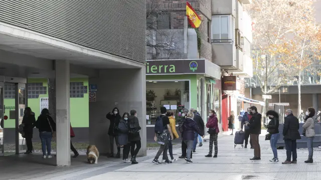 Filas en la entrada del Amparo Poch (Actur Oeste), en Zaragoza