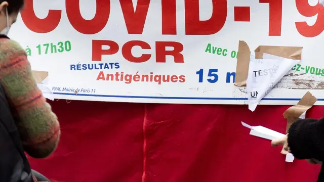 Franceses esperan para realizarse una PCR.