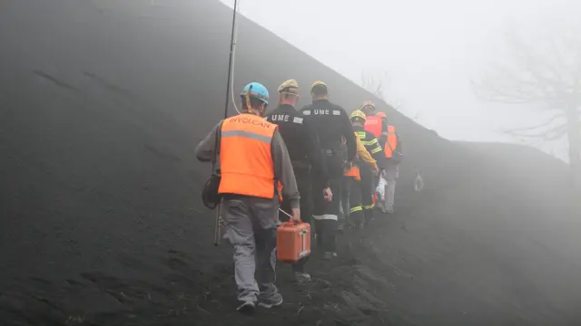 Varios bomberos acceden a una de las zonas restringidas de La Palma El Pilar, afectada por la erupción del volcán de Cumbre Vieja,
