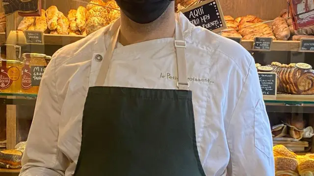 El jefe del obrador de Le Petit Croissant, Daniel Castillo, con una 'galette'