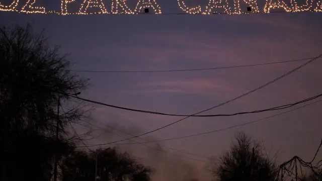 Luces de Navidad con energía solar en la Cañada Real para reivindicar la vuelta de la electricidad.