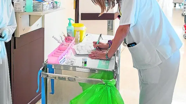 Dos enfermeras se encargan de la administración de los medicamentos en la unidad.