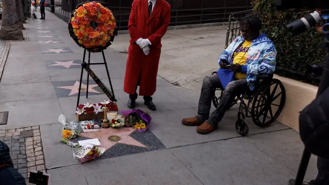 Flores y homenajes en recuerdo a Poitier, en su estrella del Paseo de la Fama de Hollywood.