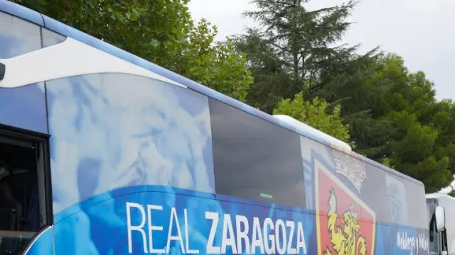 Los dos autobuses en los que viaja el Real Zaragoza hacia Ponferrada desde las 12.15 de este sábado.