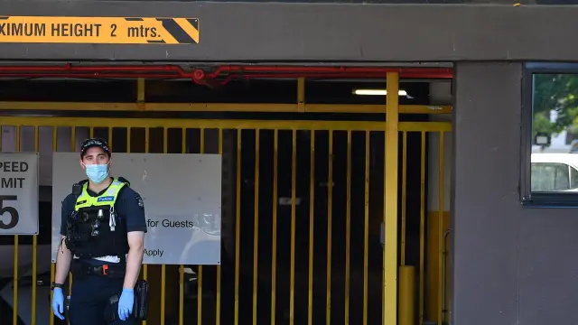 Policías australianos, delante del hotel donde está confinado Djokovic. AUSTRALIA TENNIS NOVAK DJOKOVIC VISA