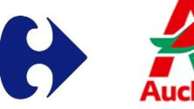Logotipos de las cadenas francesas Carrefour y Auchan.