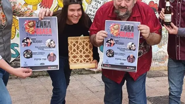 Los organizadores del festival 'Zaraguasa' sujetan el cartel de esta edición.