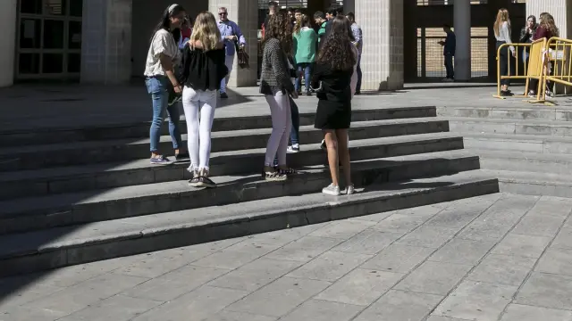 Jóvenes en la entrada de la Facultad de Derecho de la Universidad de Zaragoza, en una imagen de archivo.