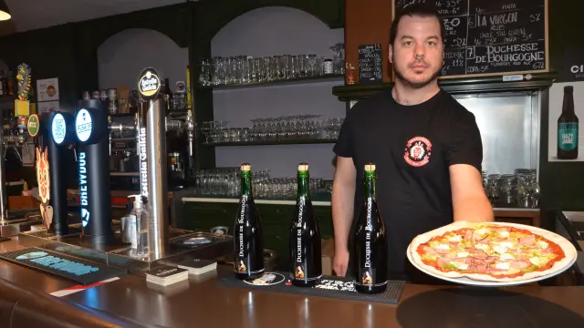 Aitor Pérez, en la barra de Mononoke, con una pizza sin gluten