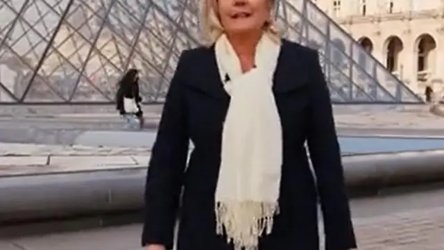 Marine Le Pen, frente al Louvre, en su vídeo para la campaña electoral de Francia.