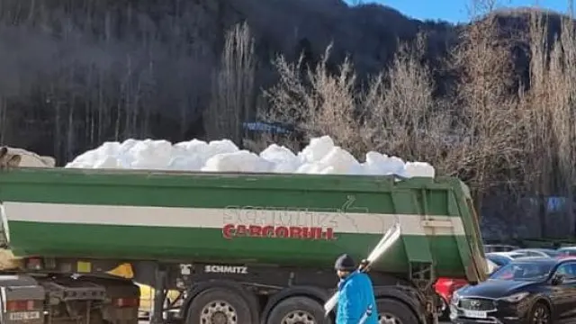 Uno de los camiones que trasladó nieve desde el balneario a la estación de esquí.
