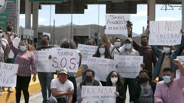Periodistas de diferentes medios de comunicación protestan en México por los crímenes contra la prensa.