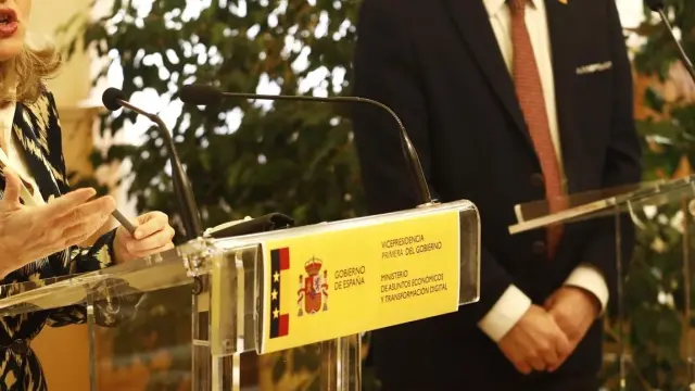 Nadia Calviño, acompañada del presidente del Gobierno de Aragón, en la sede del Ejecutivo autonomico.