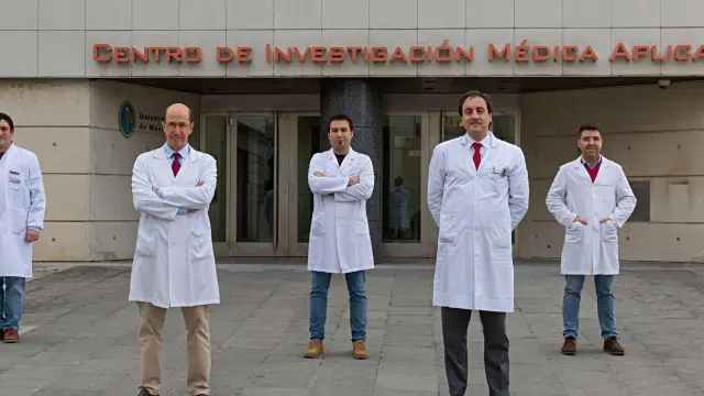 Los doctores Fernando Lecanda y Rafael Martínez-Monge, en el centro, con los profesionales del Cima que han participado en la investigación.