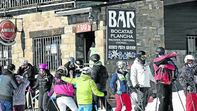 Esquiadores este fin de semana en Candanchú.