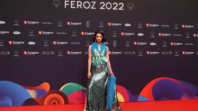 La actriz Carloga Gurpegui, vestida de Prokö en los premios Feroz.