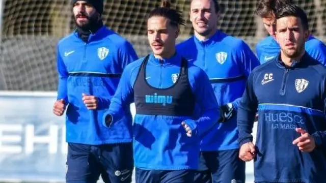 Jugadores de la SD Huesca, durante un entrenamiento.