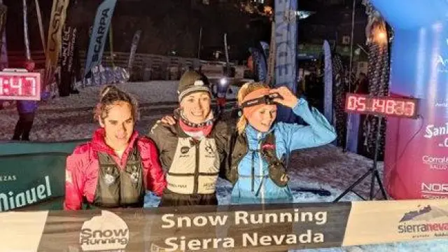 Virginia Pérez, junto a sus compañeras de podio en el Mundial de snow running.