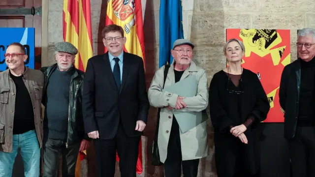 El presidente de la Generalitat de Valencia, Ximo Puig, con los cinco diseñadores.