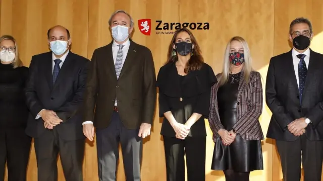 En el acto estuvieron el alcalde, Jorge Azcón, la concejal de Hacienda, María Navarro, y representantes del PSOE y de Vox.