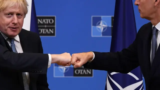 El primer ministro británico, Boris Johnson, y el secretario general de la OTAN, Jens Stoltenberg, este jueves en Bruselas.