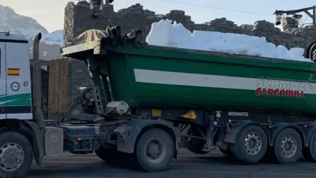 Uno de los camiones utilizados en el transporte desde Portalet a la base de la estación.