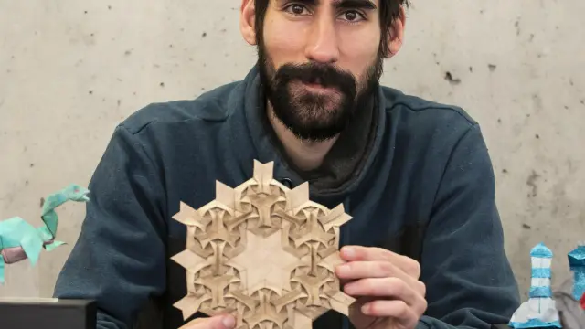 Jesús Artigas, campeón olímpico de papiroflexia.