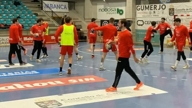 El Bada Huesca entrenó en la tarde de este lunes en Cangas, donde juega el martes.