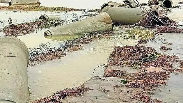 En localidades como Quinto y Villafranca la fuerza del agua ha dejado inservibles las tuberías