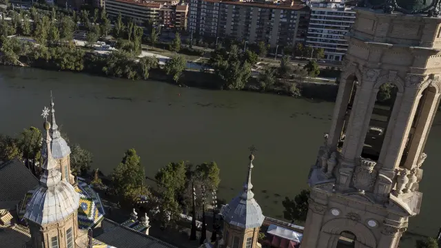 Vistas del Pilar, el Ebro y la margen izquierda de Zaragoza desde una de sus torres.